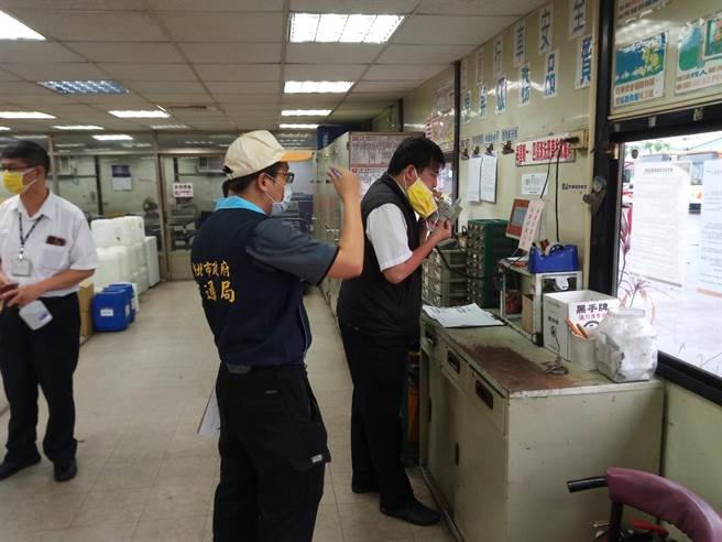 双铁开放饮食 搭乘新北大眾运输仍需全程佩戴口罩、禁止饮食。（新北市交通局提供）