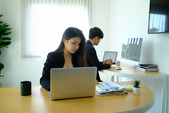 有些星座不喜欢与人计较，而且非常乐于助人，是职场中公认的好相处同事，受到眾人喜欢。(示意图/达志影像)