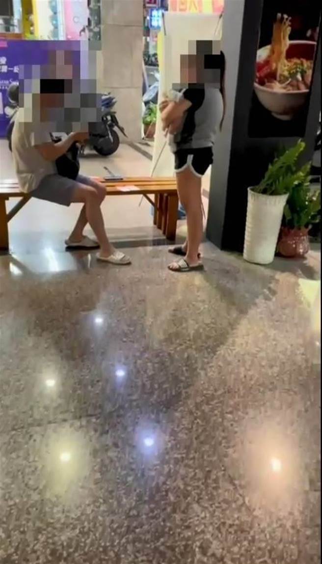 余姓女子和男友贩售假的旅游券，买家被骗后，计诱余女再度出面面交，买家委由友人面交，余女抱着2月大男婴看着对方数钱。（翻摄照片／石秀华高雄传真）