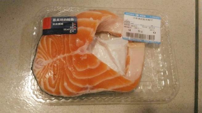 一名男网友表示，在大卖场看到0元鲑鱼，没想到到柜台结帐后，店员也没有跟他收半毛钱，令他十分开心嗨喊「我买到0元鲑鱼了，太幸运了」。（图／翻摄自Dcard）