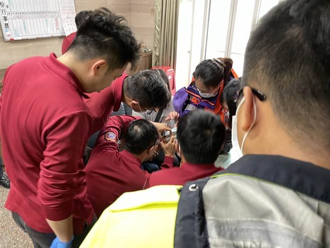 3岁男童手指卡玩具枪，警消协助让手指重获自由。(警方提供／吕筱蝉桃园传真)