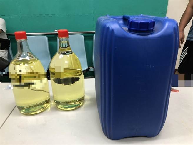 警方在南投一处铁皮屋工厂内发现13公升的桧木精油，初估每公升可以卖2万5000元。（图／警方提供）