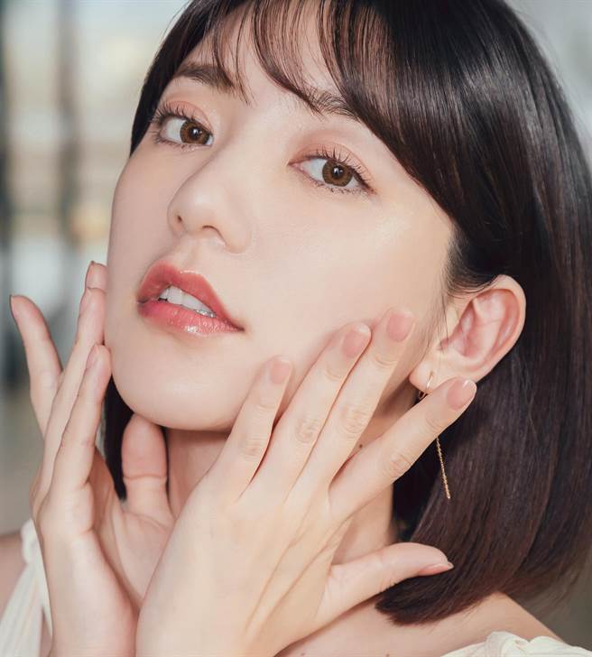 女星郭雪芙持续为娇兰代言皇家蜂王乳平衡油3G。（娇兰提供） 