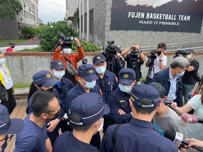 燈具小包商陳男今（1）日上午10時號召親友到輔仁大學前抗議，大包商葉男也到場協商，新莊警出動大批警力戒備，氣氛緊張。（民眾提供／戴上容新北傳真）