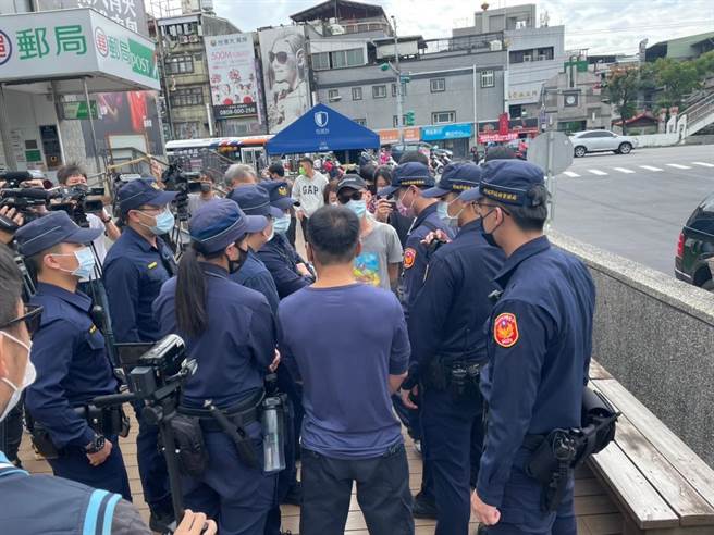 燈具小包商陳男今（1）日上午10時號召親友到輔仁大學前抗議，大包商葉男也到場協商，新莊警出動大批警力戒備，氣氛緊張。（民眾提供／戴上容新北傳真）