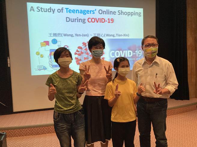 小五的王甜心与国二的姐姐王嫣然用流畅英文发表小论文。右为高市图代理馆长林奕成。（高巿图提供）