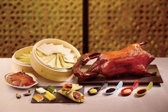 采悦轩中餐厅独家研发32种沾酱「八色脆皮片皮鸭」推76折旅展优惠」。（新竹喜来登提供／罗浚滨新竹传真）