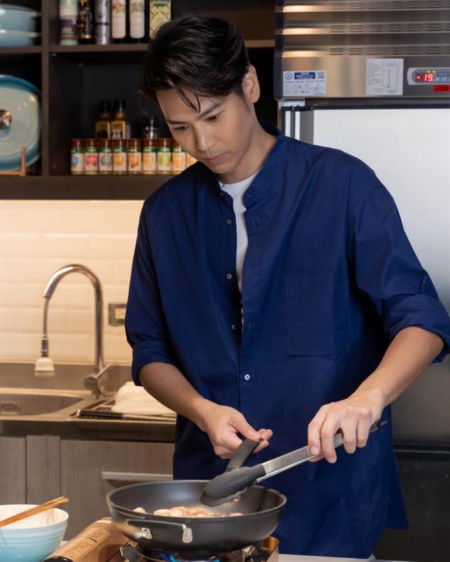 陈德烈精进自己厨艺。（橙艺创意提供）