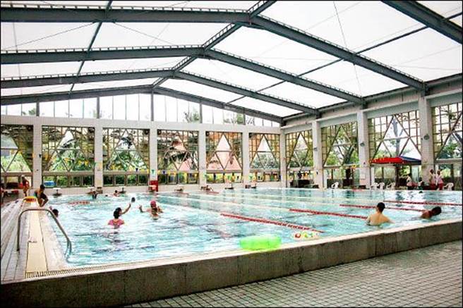 2001年市府斥資1億元興建東海四季游泳池，後更名為八里東海運休中心，當時是八里第1座公共泳池，曾風光一時（鄭宇恩服務處提供／戴上容新北傳真）