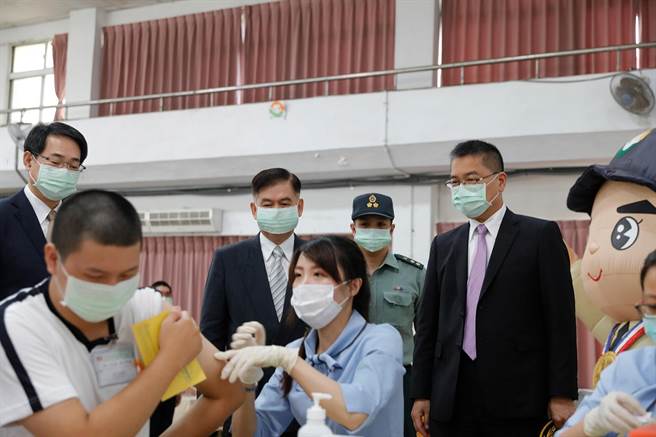 内政部长徐国勇(右)1日到成功岭视察役男接种疫苗情况。(役政署提供／林欣仪台中传真)666