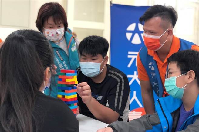 （元大人寿志工陪伴嘉义县孩子透过堆积木了解人生的风险。图／元大人寿提供）
