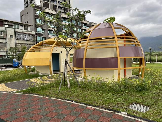 流蘇公園公廁外觀設計以金山盛產的台農57號及台農66號甘藷為發想。（金山區公所提供）