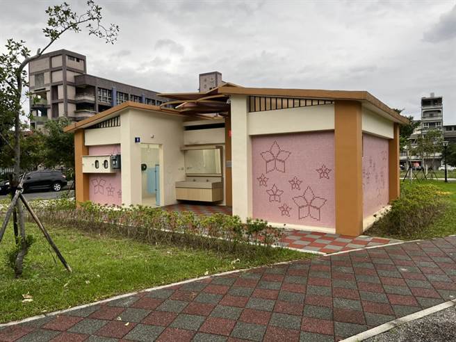 杜鵑公園特色公廁外觀以金山盛產杜鵑為主題。（金山區公所提供）