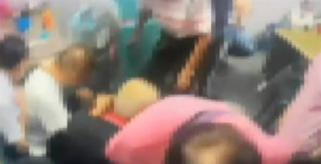 岁数加起来破千岁　三重伯、嬷们群聚赌博遭警逮　（翻摄照片／戴上容新北传真）