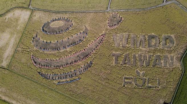 全台各地的骨髓捐赠关怀小组志工、捐赠者与慈济骨髓干细胞中心、花莲富里乡农会、富里国中师生近250人，今在花莲富里乡有机稻田圈里，排列出红蓝相间的地球图案，向世界骨髓捐赠者致敬。（慈济医院提供／罗亦晽花莲传真）