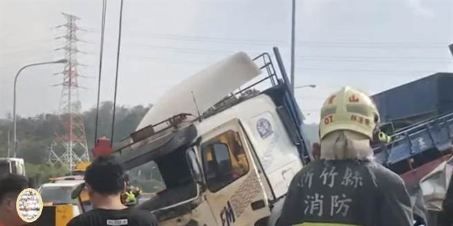 24歲蘇男開著白色聯結車睡著，衝撞前方5車釀1死4傷，一審遭判刑6月。（圖／翻攝畫面）