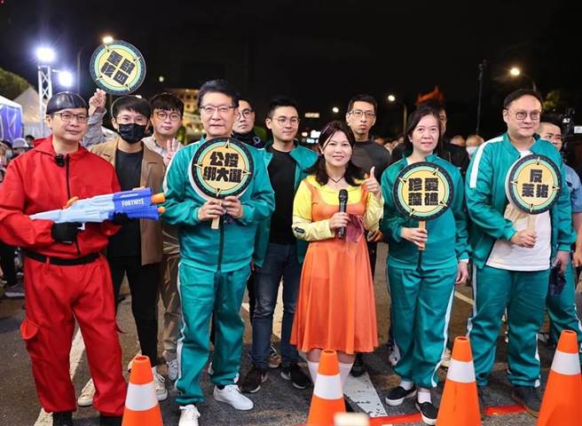 国民党台北市议员罗智强、资深媒体人赵少康、台北市议员游淑慧等人近日于凯道夜宿。（图/摘自罗智强脸书）
