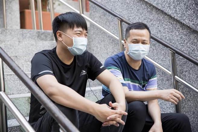 国民党台北市议员罗智强（右）及其办公室主任杨植斗（左）。（图／取自杨植斗脸书）