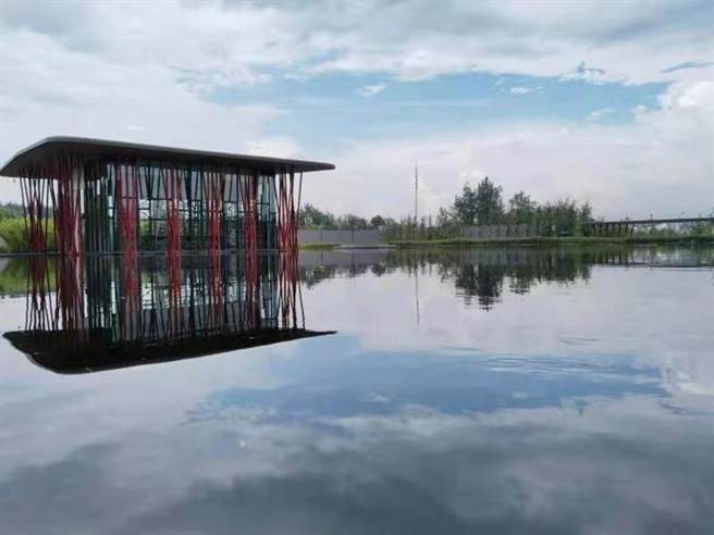 成都接待中心外观，还是以涵碧楼最擅长的水景与大片竹林，作为景观。(乡林提供)