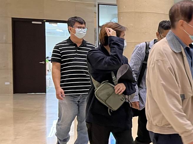调查局航机站前组长徐宿良妻子李翠萍被控帮忙洗钱1.68亿元，1日首度出庭，脚踩Gucci运动鞋、一身黑装。(蔡依珍摄)