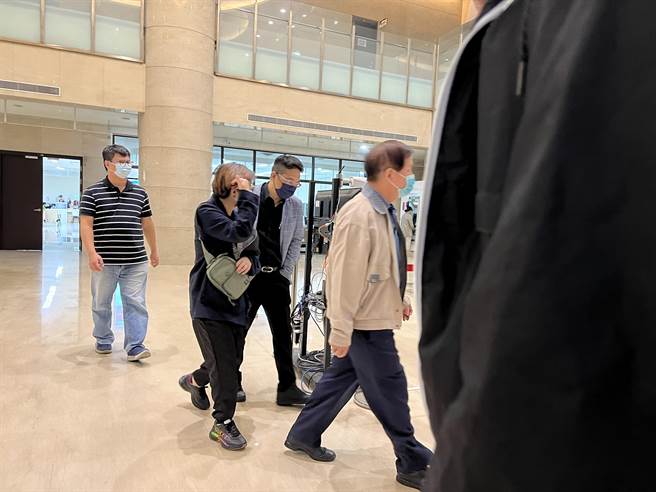 调查局航机站前组长徐宿良妻子李翠萍被控帮忙洗钱1.68亿元，1日首度出庭，脚踩Gucci运动鞋、一身黑装。(蔡依珍摄)