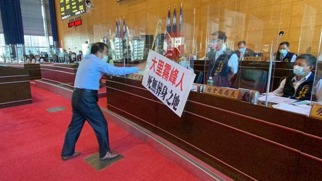 民政局長吳世瑋向段緯宇掛保證，霧峰第三公墓會規畫一定做，段緯宇要市府不要說鬼話，要說真話。（盧金足攝）