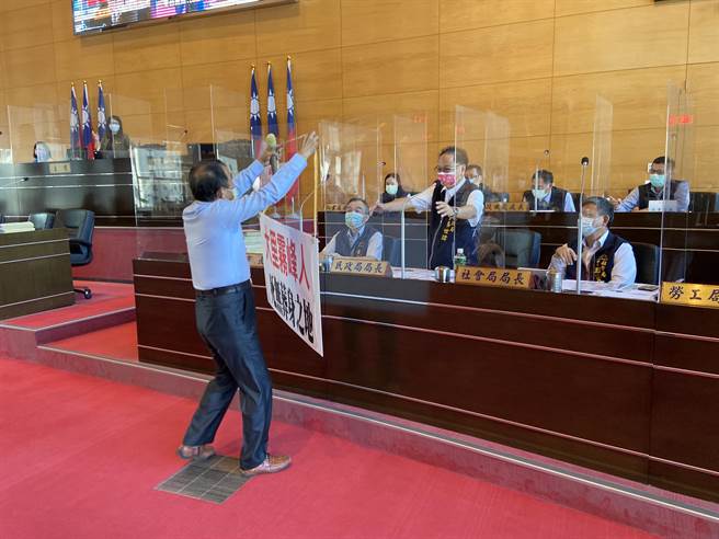 親民黨台中市議員段緯宇質詢時，走到官員席兩度比出做法招式，強調他死之前一定要做好，否則要把吳世瑋抓交替。（盧金足攝）