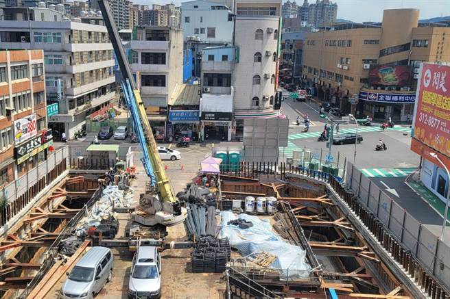 蘆竹警分局正如火如荼施工中，在地鄉親都力促連同公所一起改建，桃園市長鄭文燦宣布明年將編列2000萬規畫設計費，啟動南崁亮點計畫，進行行政園區重整。（蔡依珍攝）