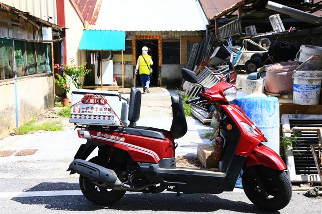 第一线服务人员送爱到偏乡角落。(一粒麦子基金会提供)