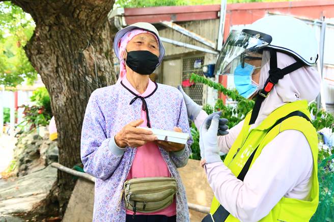 送餐服务不只是吃饱还有情感交流与关怀。(一粒麦子基金会提供)