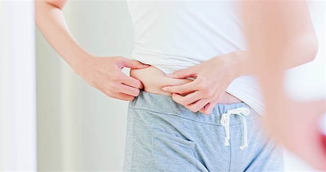 有网友表示她过了三十岁之后感觉身体变超差，于是发文求助，许多人建议可以从可以早睡、运动和饮食健康做起。（示意图／Shutterstock）