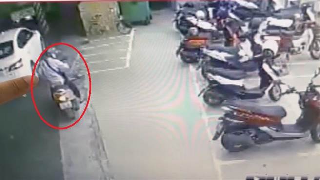 1名嫌犯到高雄市橋頭區一家生鮮超市恐嚇取財，得手後騎乘機車逃逸。（翻攝照片／林瑞益高雄傳真）
