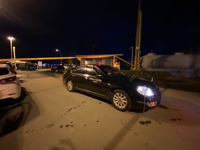 头城籍一艘渔船涉嫌运毒遭检警查获，案发后岸巡人员拉起封锁线禁止民眾接近。（民眾提供／李忠一宜兰传真）