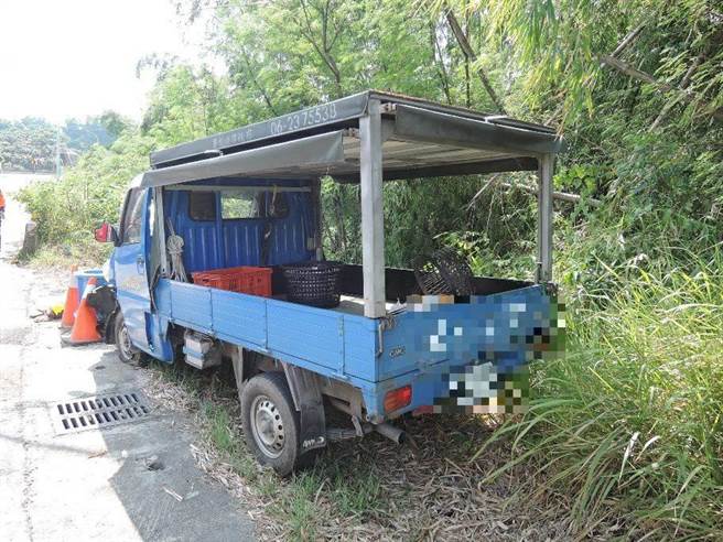 小货车驾驶自撞停在路边，经15个半小时后才被发现已经身亡。（读者提供／张毓翎台南传真）