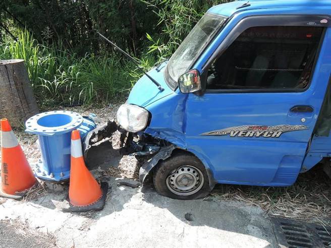 小货车驾驶自撞停在路边，经15个半小时后才被发现已经身亡。（读者提供／张毓翎台南传真）