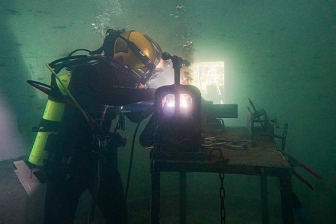 海军水下作业大队的水中电焊训练。 摘自海军脸书。