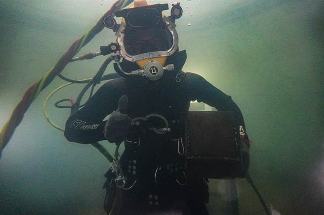 海军水下作业大队的水中电焊训练。 摘自海军脸书。