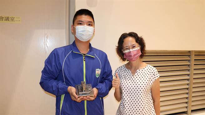 西螺农工张宇杰（左）夺下模具组冠军，云嘉南分署副分署长许慧香（右）肯定他的表现。（劳动部云嘉南分署提供／张毓翎台南传真）