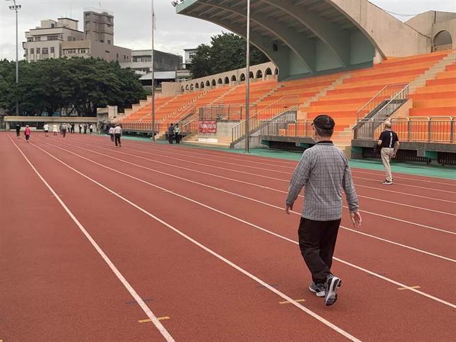 罗姓妇人在板桥第二体育馆散步遭撞昏迷。（王扬杰摄）
