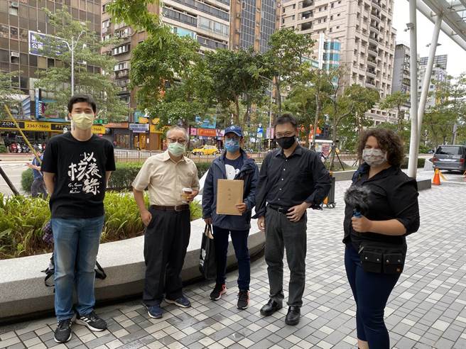 气候先锋者联盟今(1)日前往台电大楼与经济部，递交「单脚站立挑战」邀请函给台电董事长杨伟甫与经济部长王美花，代表应以核能与再生能源都纳入净零排放的绿能转型，最后分别由台电董事长特助黄敏宏、经济部秘书室收下。（气候先锋者联盟提供）