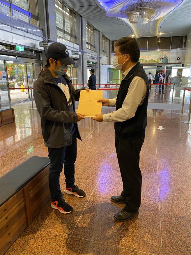 气候先锋者联盟发起人杨家法递交「单脚站立挑战」邀请函。（气候先锋者联盟提供）