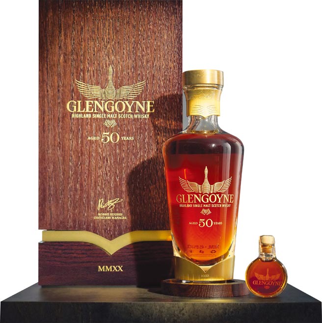 从传统走向订制雪莉桶，格兰哥尼史上首次推出「格兰哥尼五十年单一麦芽威士忌」，见证雪莉桶工艺巅峰。全球限量150瓶，限量在台重磅上市。为满足品酩藏家想一探佳酿的渴求，也特别准备25ml瓶装迷你酒暗藏在木盒底部，让藏家也能在收购时，品嚐这瓶雪莉桶威士忌极致之作。建议售价新臺币900,000元。图／业者提供