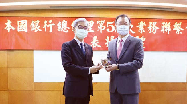 由金管会主委黄天牧（左）颁发「优等奖」奖座，输出入银行总经理戴灯山代表出席领奖。图／输银提供