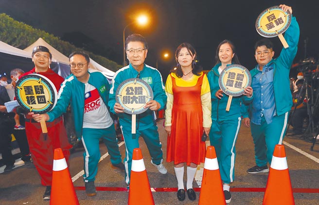 國民黨「夜宿凱道49天」行動進入第2天，中廣董事長趙少康（左三）、台北市議員游淑慧（右三）與羅智強（左一）等，昨一起參與「公投萬聖節」活動，盼送4大公投跨過終點線。（劉宗龍攝）