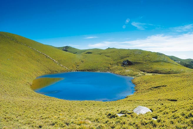 调查发现，有「天使的眼泪」美誉的台东县海端乡嘉明湖也100％检出微塑胶。图为今年8月嘉明湖暌违2年终于满水位。（林务局台东林管处提供／蔡旻妤台东传真）