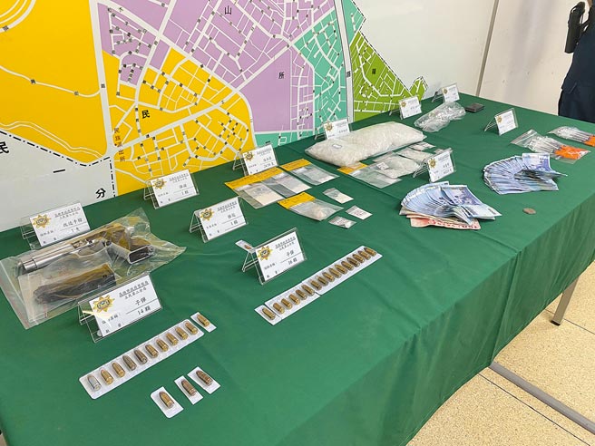 高雄警方赴台南抓要犯，警匪驳火16枪，陈姓枪击要犯当场遭击毙，警方共查扣改造手枪1枝、子弹30颗、毒品海洛因24.54公克、安非他命1049.07公克、现金8万0215元、毒品分装器具等证物。（石秀华摄）