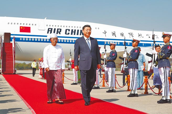 自新冠疫情爆發以來，大陸國家主席習近平已有21個月未出訪。圖為2020年1月，習近平乘專機抵達緬甸進行國事訪問。（中新社資料照片）