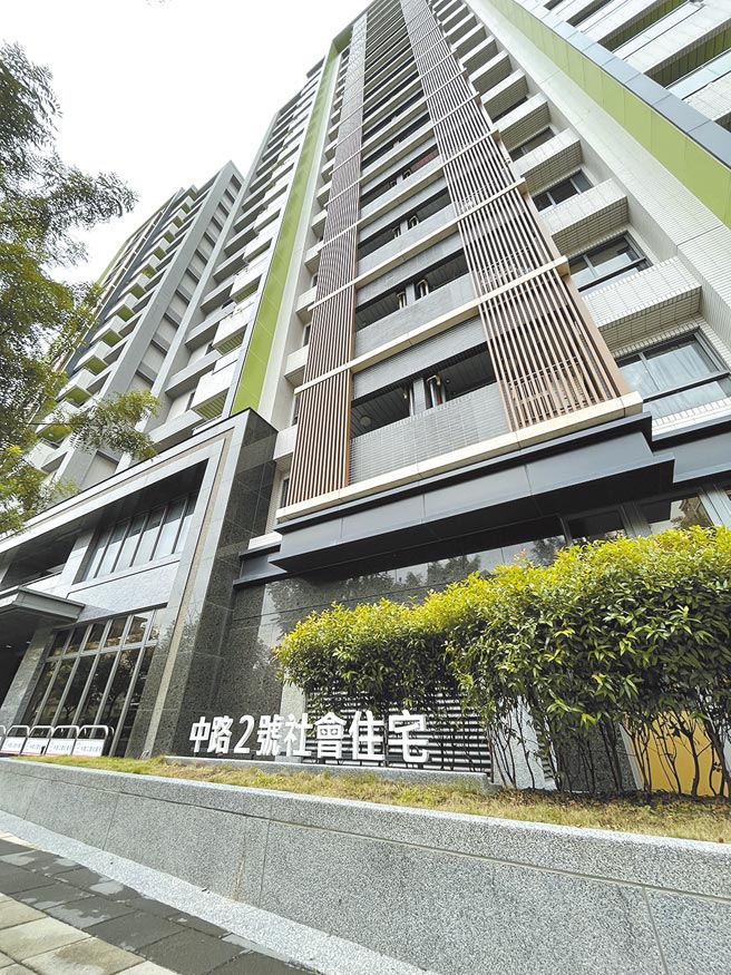 桃园市住宅发展处处长庄敬权分析，中路2号社宅招租状况最受欢迎。（陈梦茹摄）
