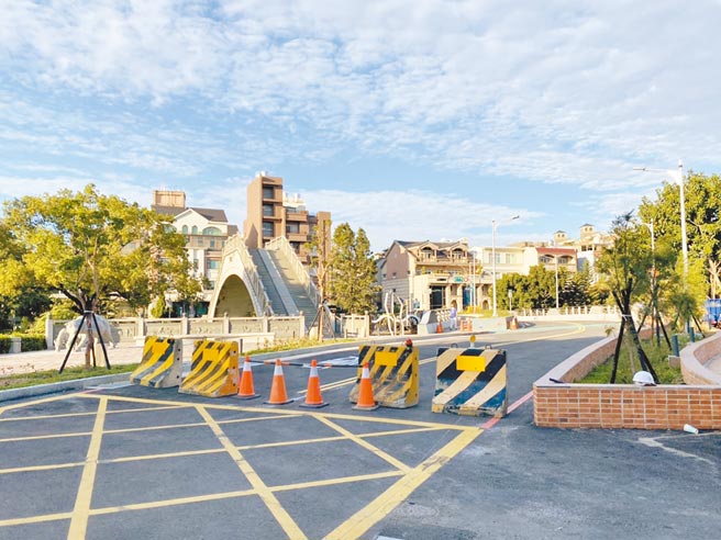 跨越新竹县竹北市豆子埔溪、连接县政五街与文田街的文田桥，已经完工，预计将于11月17日启用。（庄旻静摄）