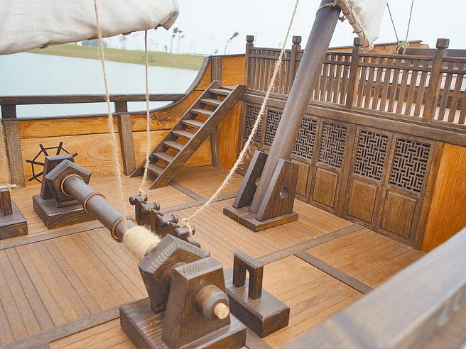 云林县政府订制工法精细的「戎克船」，结合北港滞洪池成为打卡新景点。（张朝欣摄）